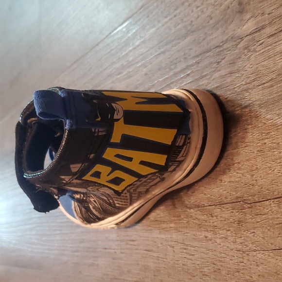 Kids Batman size 8 high top sneakers - Picture 4 of 8